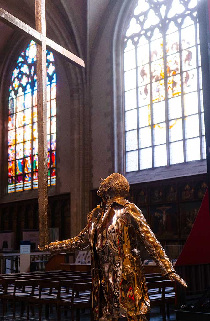 Sculpture de Jan Fabre, l'homme qui porte la Croix, Cathédral d'Anvers