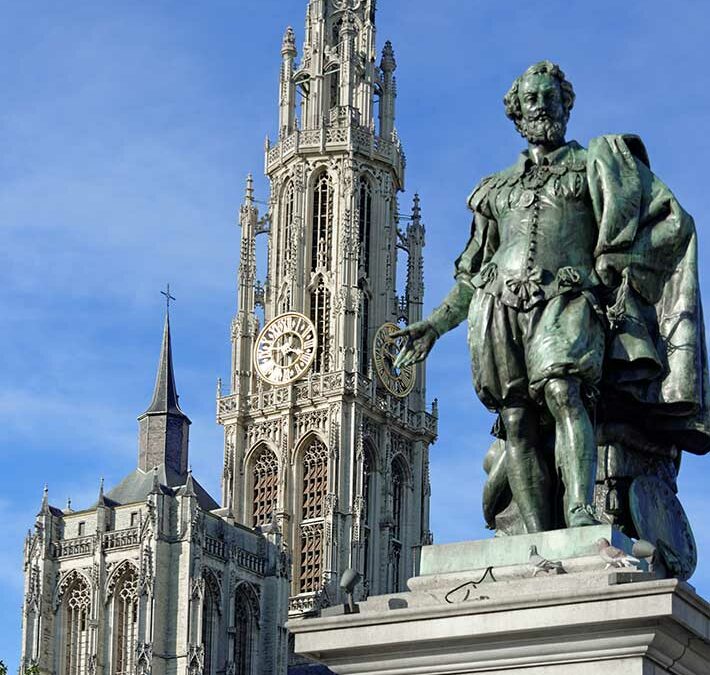 Sculpture de Petro Paulo Rubens devant la Cathédral d'Anvers
