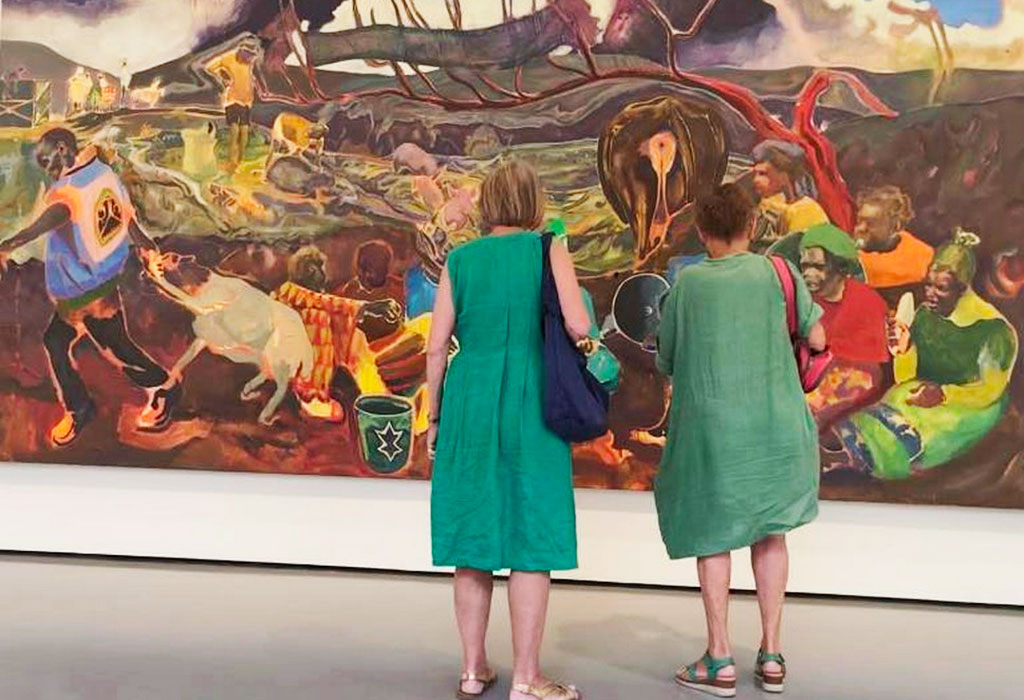 Palazzo Grassi, deux robes vertes devant Michael Armitage