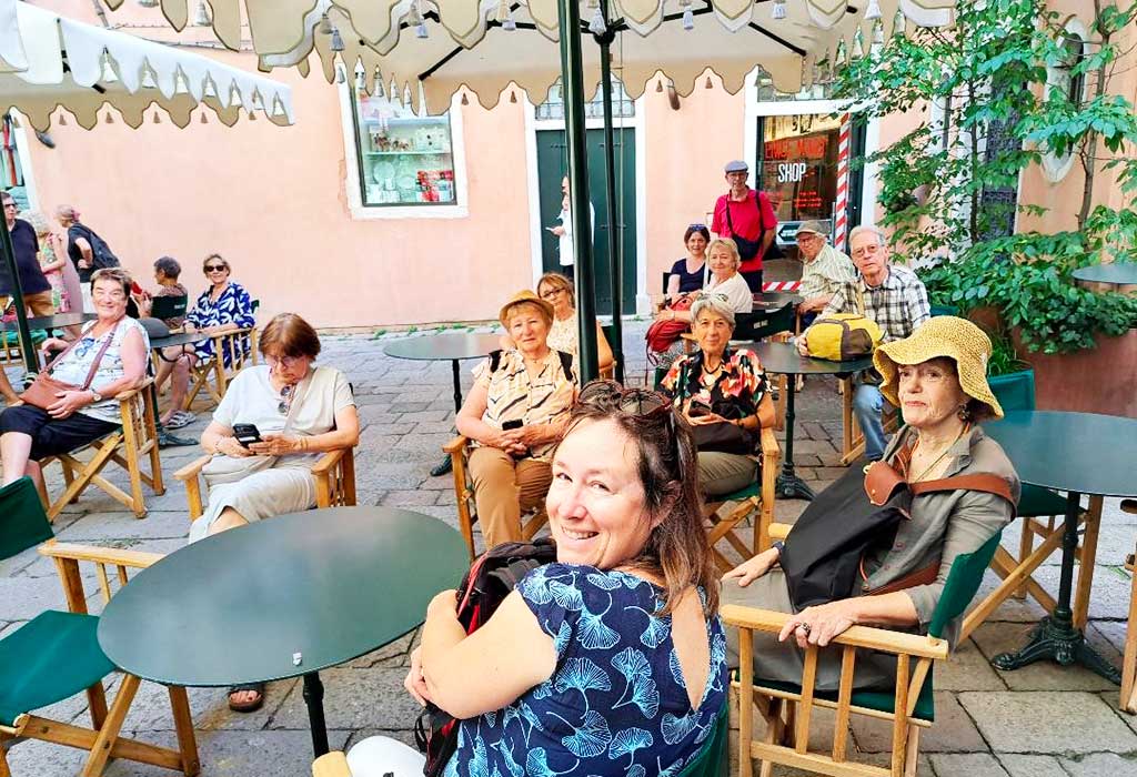 Devant l'hôtel, en attente de JR
