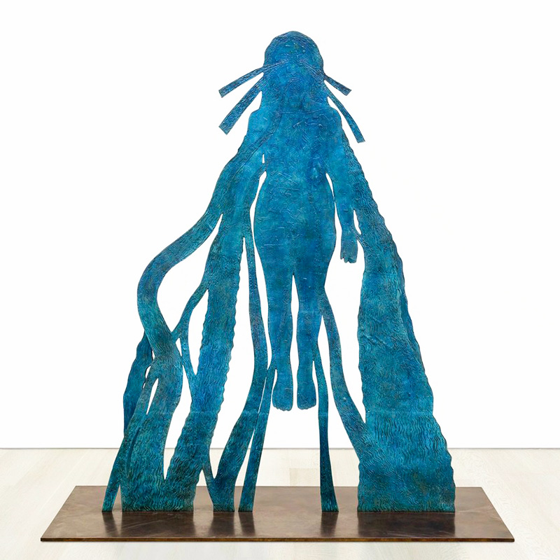 La sculpture représente une silhouette féminine stylisée qui semble flotter ou s'élever au milieu de formes fluides évoquant des vagues ou des flux aquatiques. Les traits de son corps et de ses cheveux sont gravés à même le métal, créant un effet à la fois bidimensionnel et sculptural. Fidèle aux thèmes de prédilection de l'artiste, cette création explore la relation entre le corps féminin, les forces de la nature, les mythes et la spiritualité. L'eau y est représentée comme une force vitale, à la fois créatrice et divine.