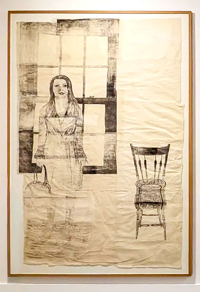 Kiki Smith utilise une technique mixte caractéristique de son travail sur papier, combinant le dessin à l'encre, le graphite ou la lithographie sur des morceaux de papier népalais froissés, découpés et assemblés en collages. L'œuvre explore l'univers domestique, l'identité féminine et la solitude. Elle met en scène une figure féminine spectrale à côté d'une fenêtre à carreaux, juxtaposée à un dessin de chaise en bois vide au premier plan. Le rendu texturé du papier froissé et l'aspect brut du tracé confèrent à ses compositions une dimension intime, à la fois fragile et monumentale.