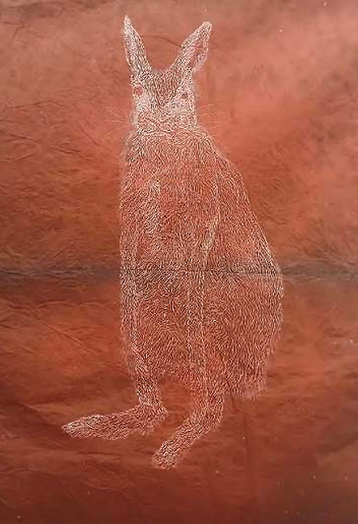 Gravure à l'eau-forte (gravure fine) imprimée à l'encre blanche - Papier artisanal népalais de couleur ocre/marron rouge (Nepalese paper). L'animal est représenté assis de profil, entièrement structuré par une multitude de traits fins et denses gravés poil par poil, ce qui crée une texture vibrante et presque translucide sur le fond sombre.