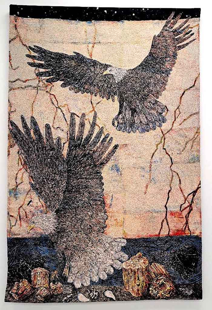 Cette œuvre est une tapisserie en tissage Jacquard intitulée Guide (Eagles), créée en 2012-2013. Dimensions : environ 287 × 190,5 cm. Représentant deux pygargues à tête blanche (aigles américains) en plein vol au-dessus d'un paysage côtier avec des souches d'arbres, cette œuvre s'inscrit dans la fascination de Kiki Smith pour le monde animal, les récits mythologiques et l'harmonie du cosmos.
