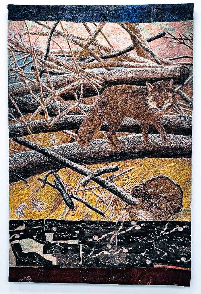 Kiki Smith, Sojourn (2015) Cette pièce n'est pas un quilt traditionnel assemblé à la main, mais une tapisserie en jacquard de coton tissée mécaniquement à partir de ses dessins et collages originaux. Cette œuvre fait partie d'une série majeure de grandes tapisseries où l'artiste explore les liens profonds, le mysticisme et la coexistence entre les femmes, la nature et le monde animal (mettant souvent en scène des renards, des loups, des aigles ou des biches). Elle s'inspire à la fois des tapisseries médiévales européennes et des techniques d'art textile contemporaines.
