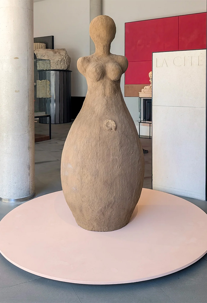 Cette œuvre est une sculpture contemporaine intitulée Mammalia, créée par l'artiste plasticienne d'origine allemande Gloria Friedmann.
