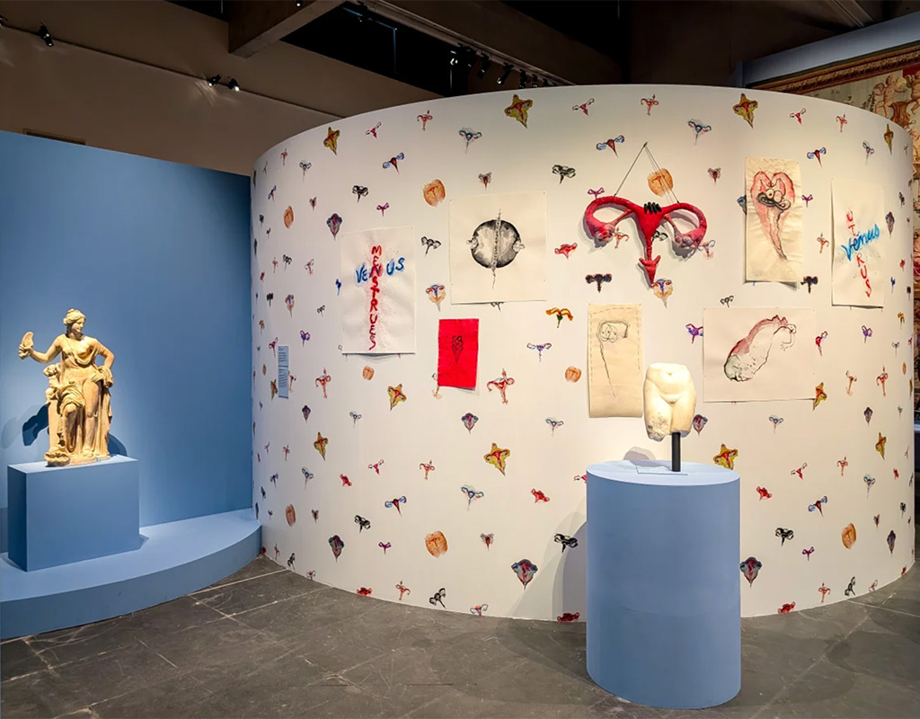 Le mur courbe est habillé du célèbre papier peint Utérus (2017) créé par l'artiste plasticienne française Annette Messager.