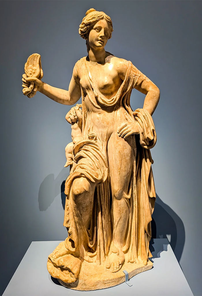 Statuette d’Aphrodite Vulgaris. Marbre Rome, IIe siècle apr. J.-C. H. 102 ; L. 56 ; Ép. 33 cm Cette œuvre est la Vénus vulgaire (ou Venus Pandemos), une célèbre sculpture romaine en marbre de Carrare datant d'environ 160 après J.-C. Elle appartient aux collections du Musée du Louvre à Paris.