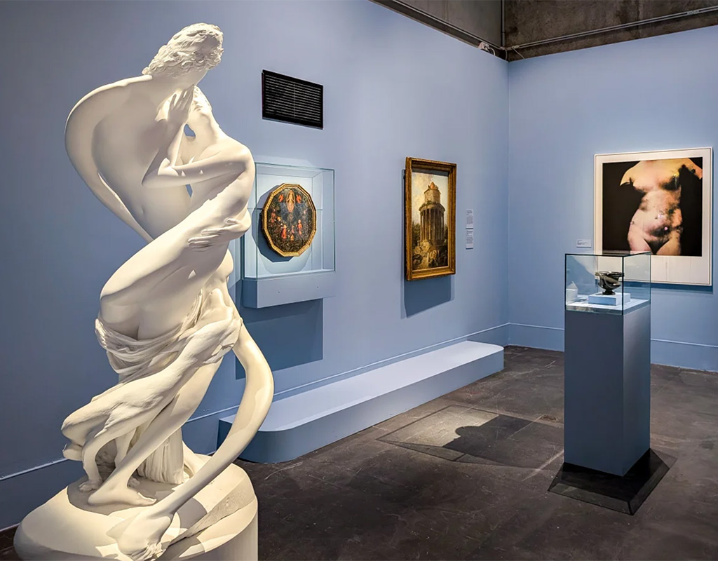 Twisted Vénus and Adonis (2024), une réinterprétation contemporaine dynamique réalisée par l'artiste plasticien belge Wim Delvoye