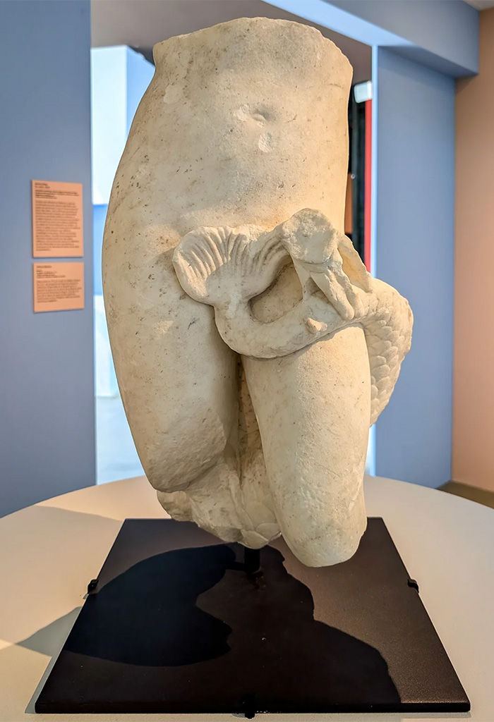 Vénus marine Marbre du IIIe siècle après J.C., théâtre antique de Lyon. Il s'agit d'un fragment d'une statuette en marbre représentant le bassin et les cuisses de la déesse Vénus (Aphrodite).