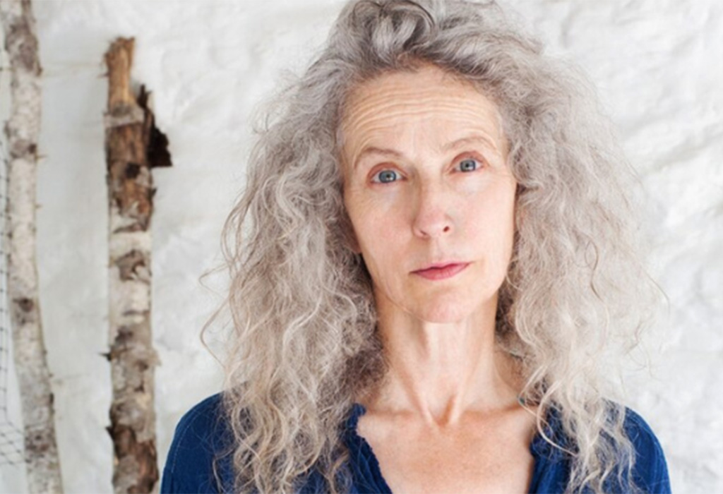 Kiki Smith, née le 18 janvier 1954 à Nuremberg en Allemagne, est une artiste plasticienne, sculptrice et graveuse germano américaine majeure de la scène contemporaine.