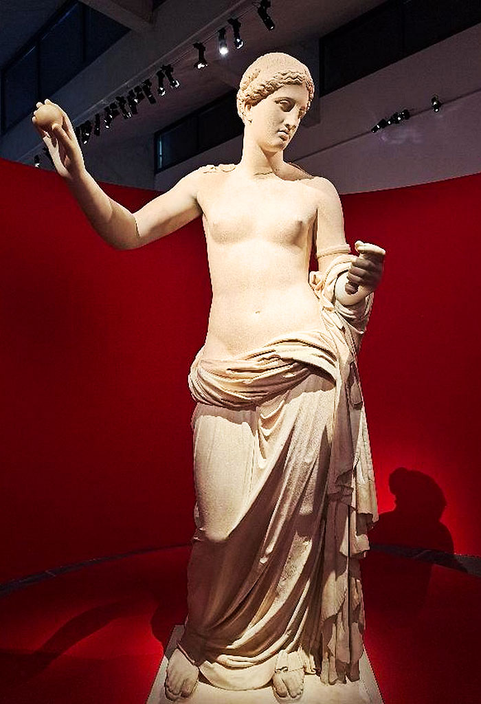 La célèbre Vénus d'Arles, une statue antique en marbre représentant la déesse Aphrodite (Vénus) La célèbre Vénus d'Arles, une statue antique en marbre représentant la déesse Aphrodite (Vénus)