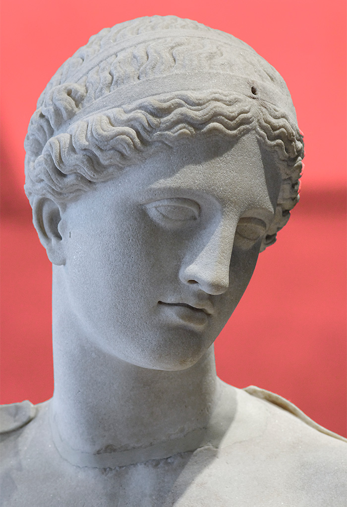 Une Vénus « mythique » La Vénus d'Arles a déclenché une passion identitaire qui a pu inspirer le mythe de l'Arlésienne et a simultanément inspiré les artistes évoqués ci-après, dans l'art littéraire ou représentatif, jusqu'à nos jours.
