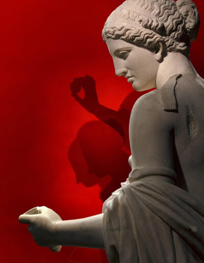 Il est généralement admis que la Vénus d'Arles est une statue romaine datant de la fin du Ier siècle av. J.-C. (règne de l'empereur Auguste). Elle serait la copie d'un original en marbre ou en bronze connu sous le nom d'Aphrodite de Thespies, du sculpteur grec Praxitèle trois siècles plus tôt (vers 360 avant notre ère). La restauration a été effectuée par François Girardon au XVIIe siècle.